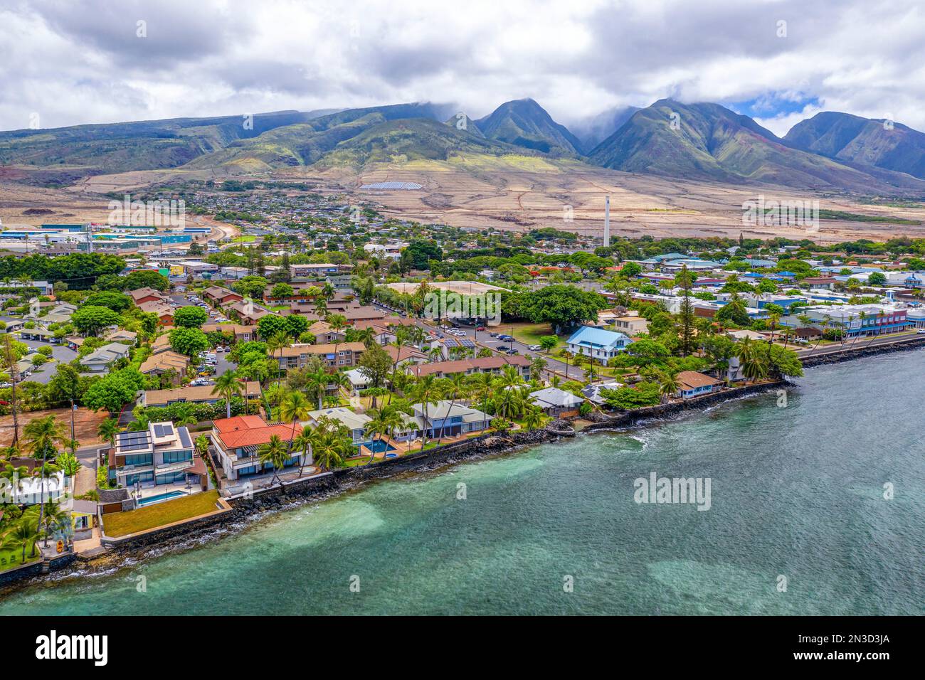 Vista aerea della città di Lahaina lungo il Pacifico; Maui, Hawaii, Stati Uniti d'America Foto Stock