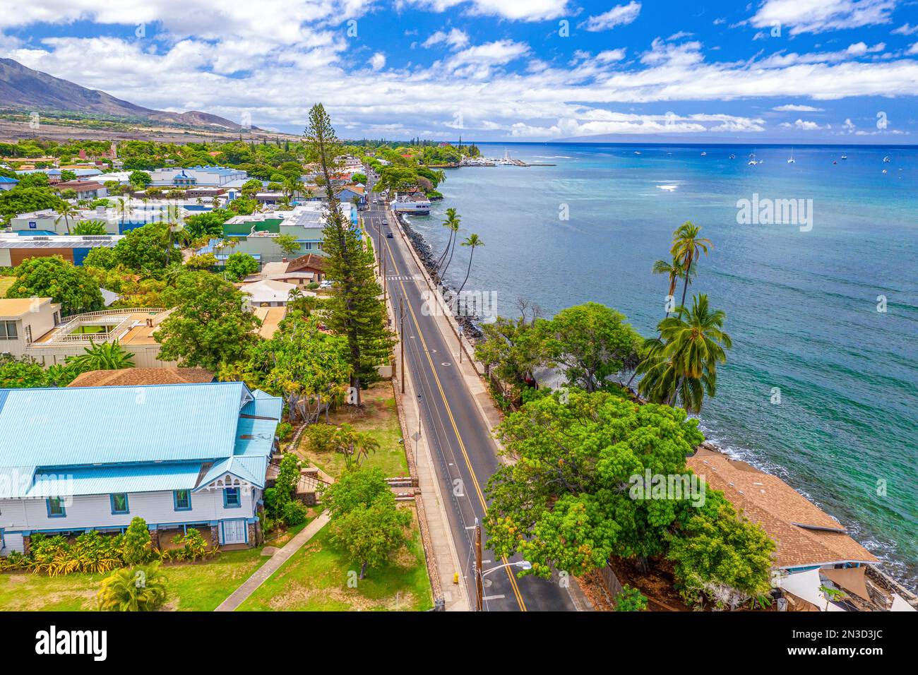Vista aerea di Front Street nella città di Lahaina lungo la costa del Pacifico; Maui, Hawaii, Stati Uniti d'America Foto Stock