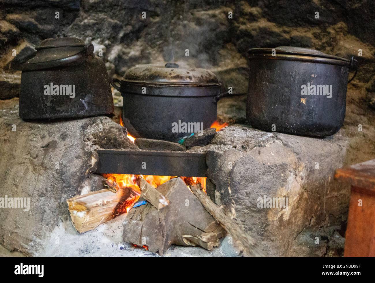 Pentole rustiche usate per cucinare in un villaggio peruviano Foto stock -  Alamy