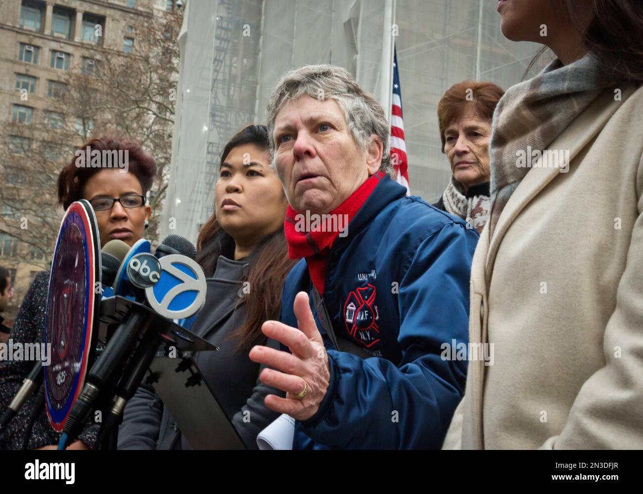 New York City's first female firefighter Brenda Berkman, center, speaks during a press conference outside City Hall, Wednesday, Dec. 10, 2014, in New York. Berkman, who brought a lawsuit in 1982 to get female firefighters hired in the city, joined members of the New York City Council who are urging the Fire Department of New York to step up its hiring of female firefighters - currently, fewer than half of 1 percent. (AP Photo/Bebeto Matthews) Foto Stock