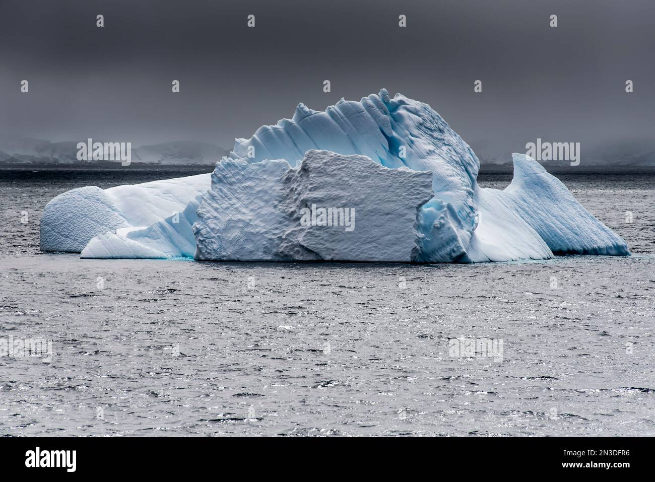 Iceberg nella regione delle Isole Shetland meridionali dell'Antartide al largo della Penisola Antartica; Antartide Foto Stock