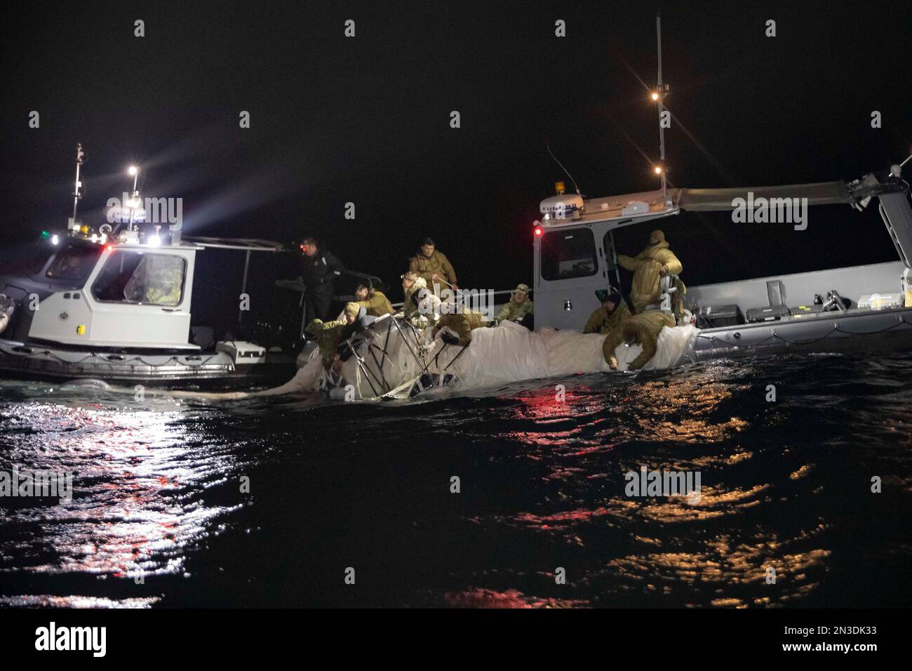 Myrtle Beach, Stati Uniti d'America. 05 febbraio, 2023. I marinai della Marina degli Stati Uniti assegnati al gruppo di smaltimento esplosivo di Ordnance 2 recuperano il mongolfiera cinese di sorveglianza ad alta quota nell'Oceano Atlantico, 5 febbraio 2023 al largo della costa di Myrtle Beach, South Carolina. Il sospettato pallone spia è stato abbattuto da un aereo da combattimento americano il 4th febbraio dopo aver viaggiato attraverso gli Stati Uniti continentali. Credit: MC1 Tyler Thompson/US Navy Photo/Alamy Live News Foto Stock