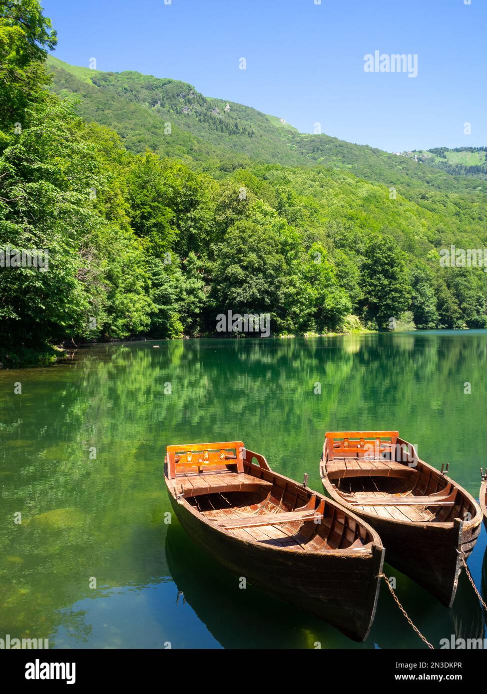 Due barche nel lago di Biograd con il riflesso degli alberi forestali circostanti in acqua Foto Stock