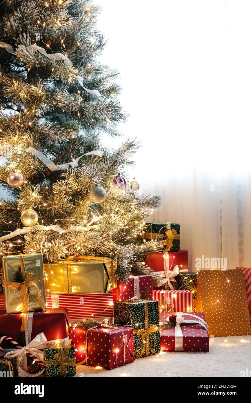 Molti regali differenti sotto l'albero di Natale all'interno Foto stock -  Alamy