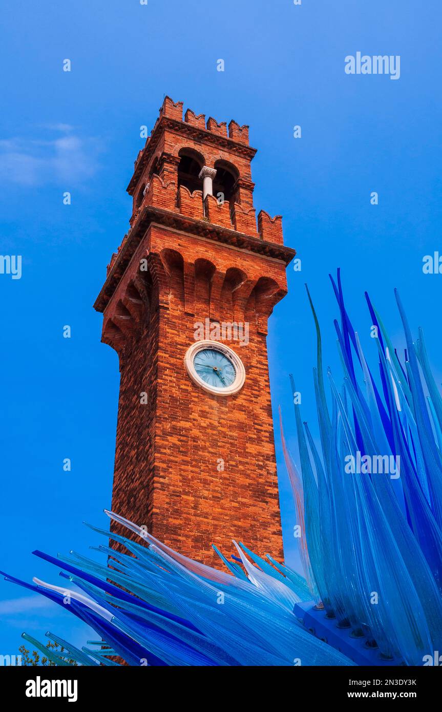 Torre dell'orologio (Campanile Santo Stefano) e Cometa di vetro (Cometa di vetro) in campo Santo Stefano sull'isola di Murano in Veneto Foto Stock