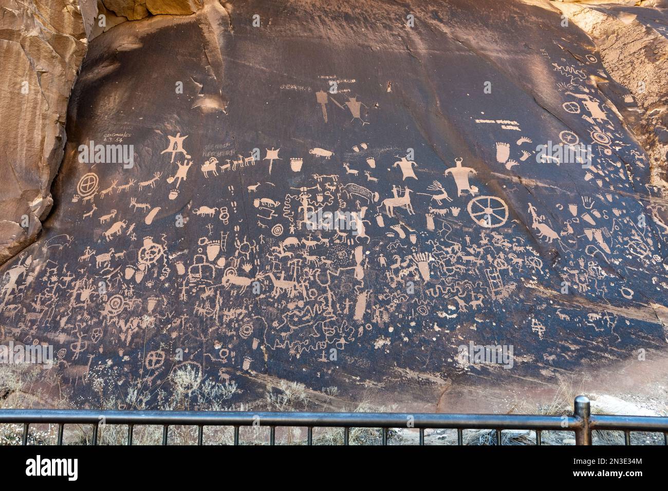 Alcuni dei petroglifi del quotidiano Rock State Historic Monument, nel Canyonlands National Park. Non si sa quando o perché i disegni sono stati creati Foto Stock