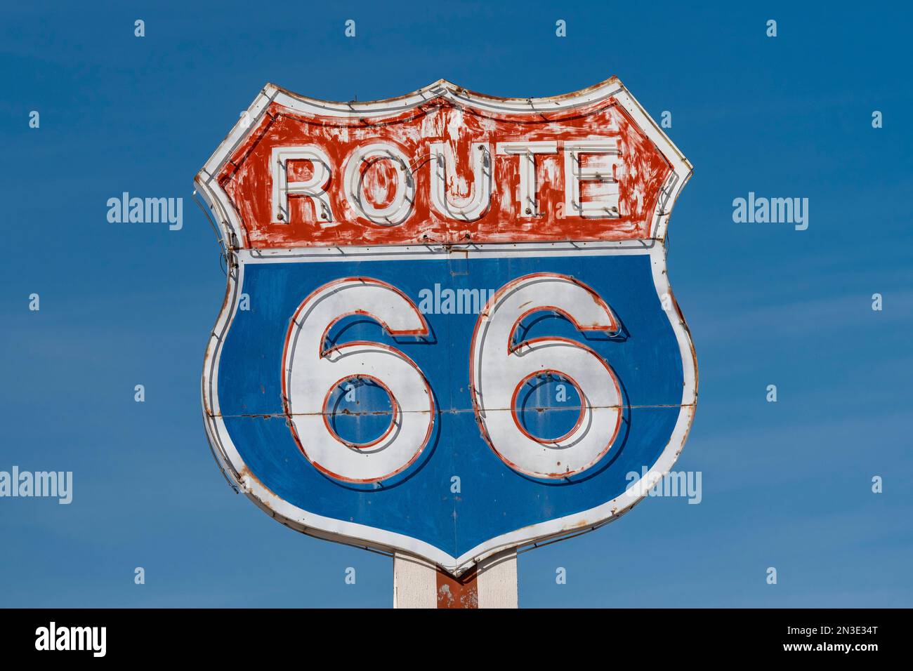 Un classico e iconico cartello della Route 66 che si trova nel New Mexico orientale; Moriarty, New Mexico, Stati Uniti d'America Foto Stock