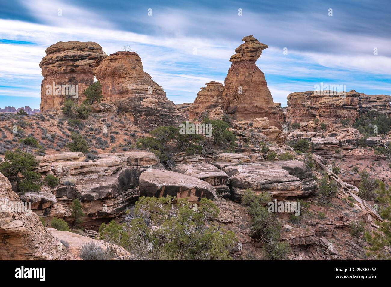 Rocce impilate e grande geologia al Big Spring Canyon nel Canyonlands National Park; Blanding, Utah, Stati Uniti d'America Foto Stock