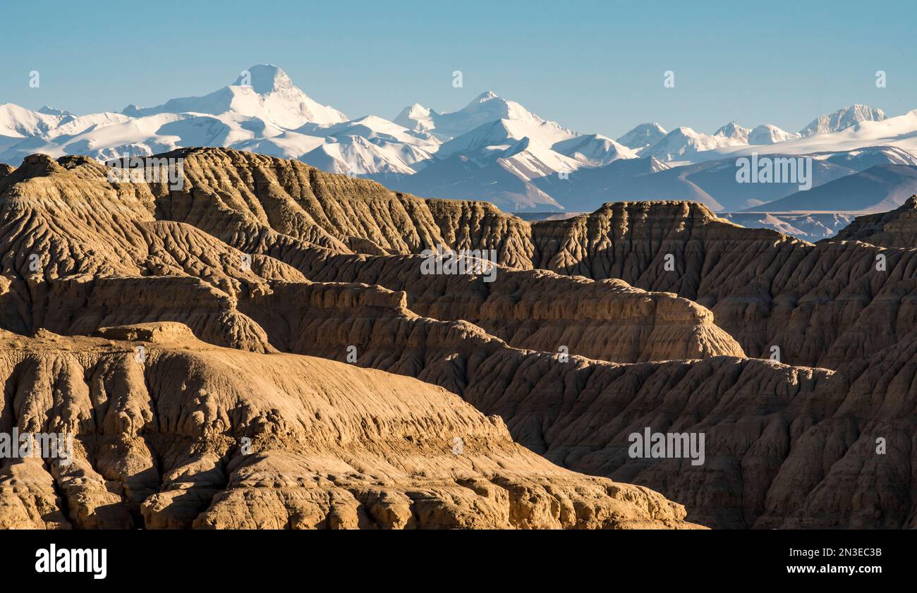 Paesaggio intorno alla valle di Sutlej vicino al regno di Guge con Himalaya sullo sfondo; Tsaparang, Zanda, regione autonoma tibetana, Tibet Foto Stock