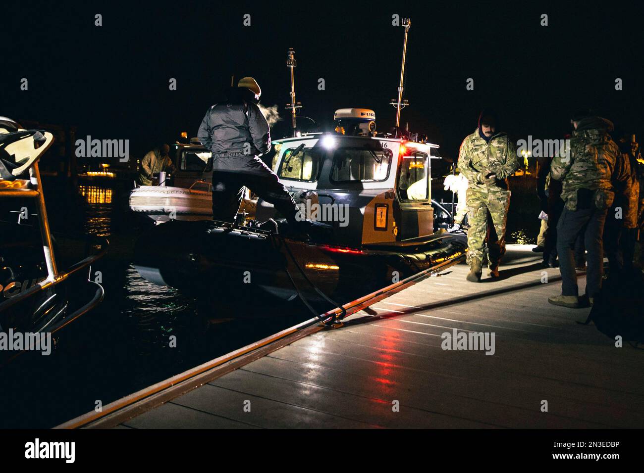 5 febbraio 2023 - Oceano Atlantico, USA - i marinai assegnati a Ordnance Disposal Group 2 esplosivo caricano una barca gonfiabile a scafo rigido in preparazione al recupero di una mongolfiera di sorveglianza ad alta quota al largo della costa di Myrtle Beach, South Carolina, 5 febbraio 2023. EODGRU 2 è una parte fondamentale della forza di combattimento navale che elimina i pericoli esplosivi per fornire accesso alle aree negate; assicura il dominio sottomarino per la libertà di movimento; costruisce e promuove relazioni con partner di fiducia e protegge la patria. Sotto la direzione del Presidente degli Stati Uniti e con il pieno sostegno o Foto Stock