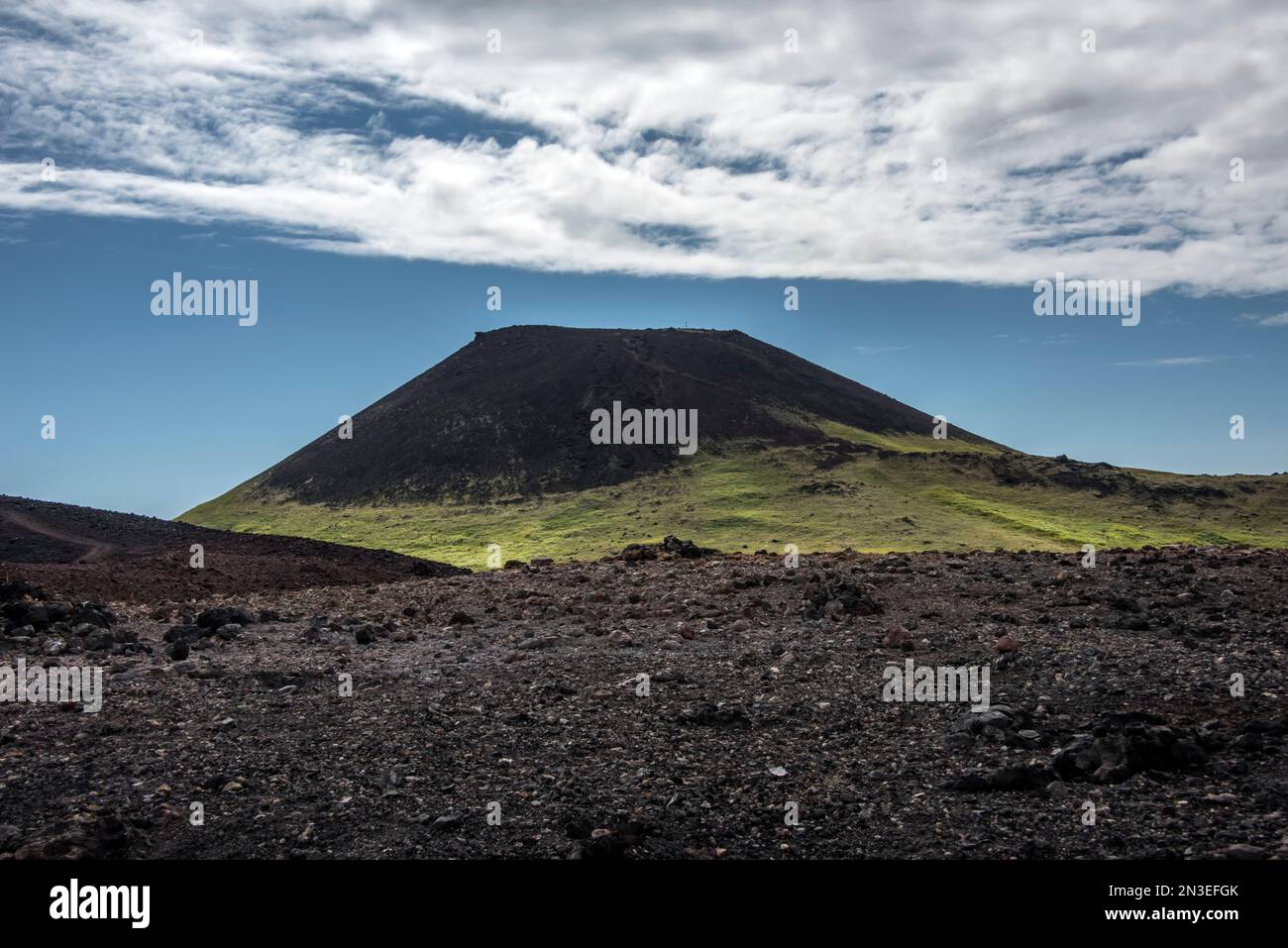 Il vulcano, Eldfell, sull'isola di Heimaey, parte delle Isole Westman, un arcipelago di circa 15 isole sulla costa meridionale dell'Islanda, forme... Foto Stock