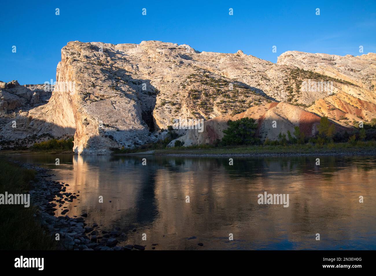 La luce notturna illumina le montagne lungo il Green River nel Dinosaur National Monument; Utah, Stati Uniti d'America Foto Stock