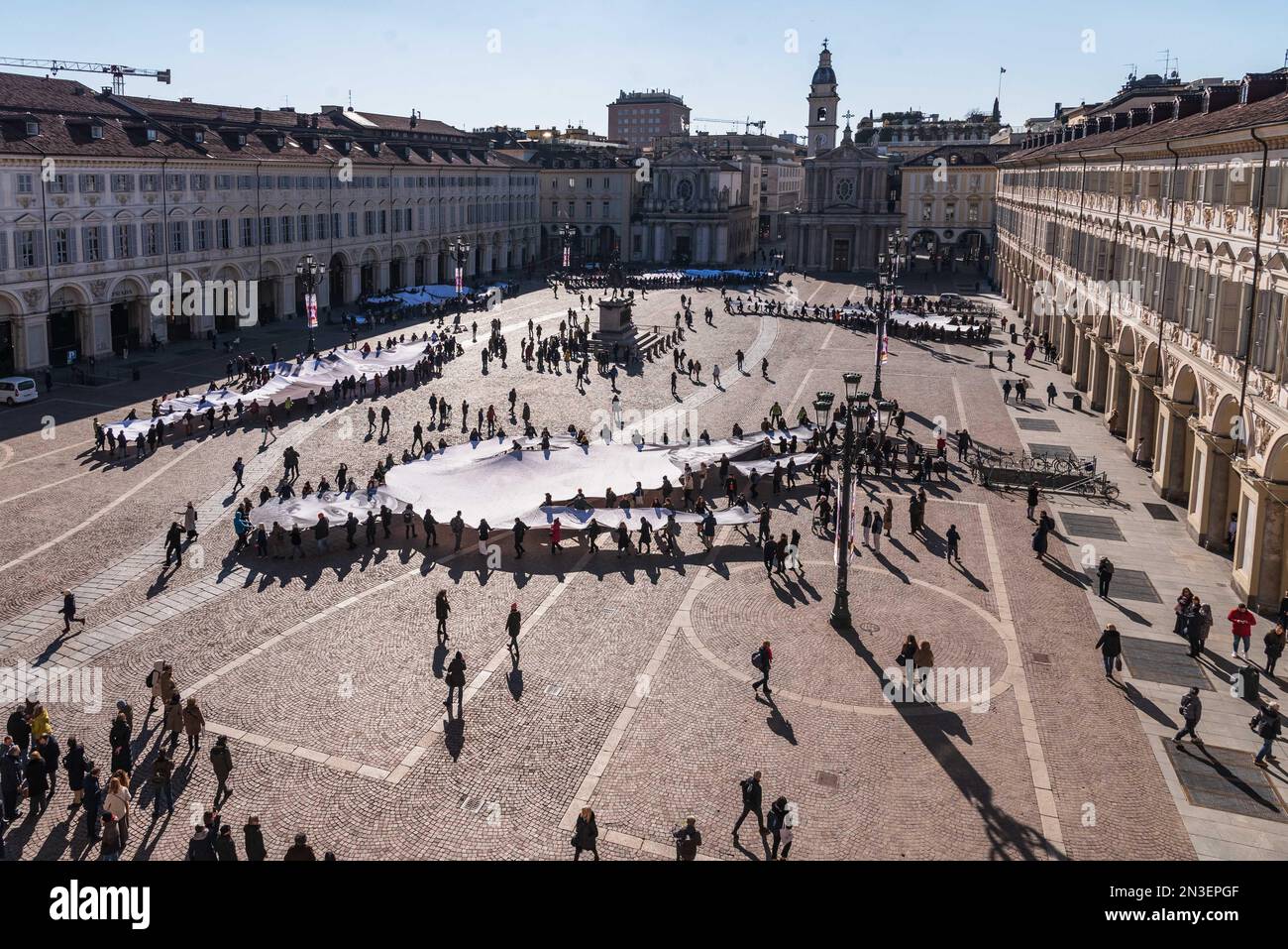 Torino, Torino, Italia. 7th Feb, 2023. Un momento dello spettacolo del fotografo e artista francese JR in Piazza San Carlo a Torino, mentre le persone trasportano grandi tele raffiguranti immagini di bambini in cerca di rifugio o che vivono in campi profughi in tutto il mondo in Piazza San Carlo, nel centro della città del nord Italia durante lo spettacolo. (Credit Image: © Matteo Secci/ZUMA Press Wire) SOLO PER USO EDITORIALE! Non per USO commerciale! Foto Stock