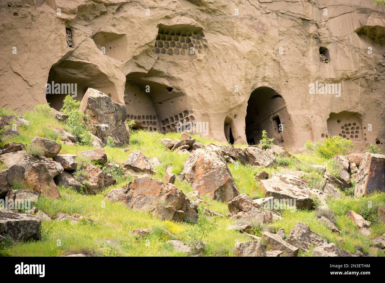 Abitazioni nelle grotte viste dall'escursione lungo la valle di Ihlara nella provincia di Aksaray; Cappadocia, Turchia Foto Stock