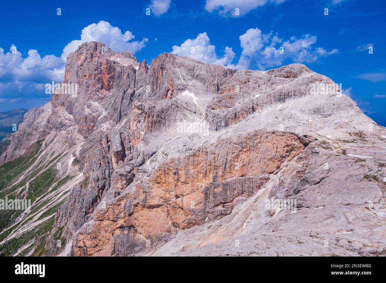 Cima rocciosa nelle pale di San Martino (gruppo Pala) a San Martino di Castrozza nella Valle del Primiero in Trentino con un cielo azzurro Foto Stock