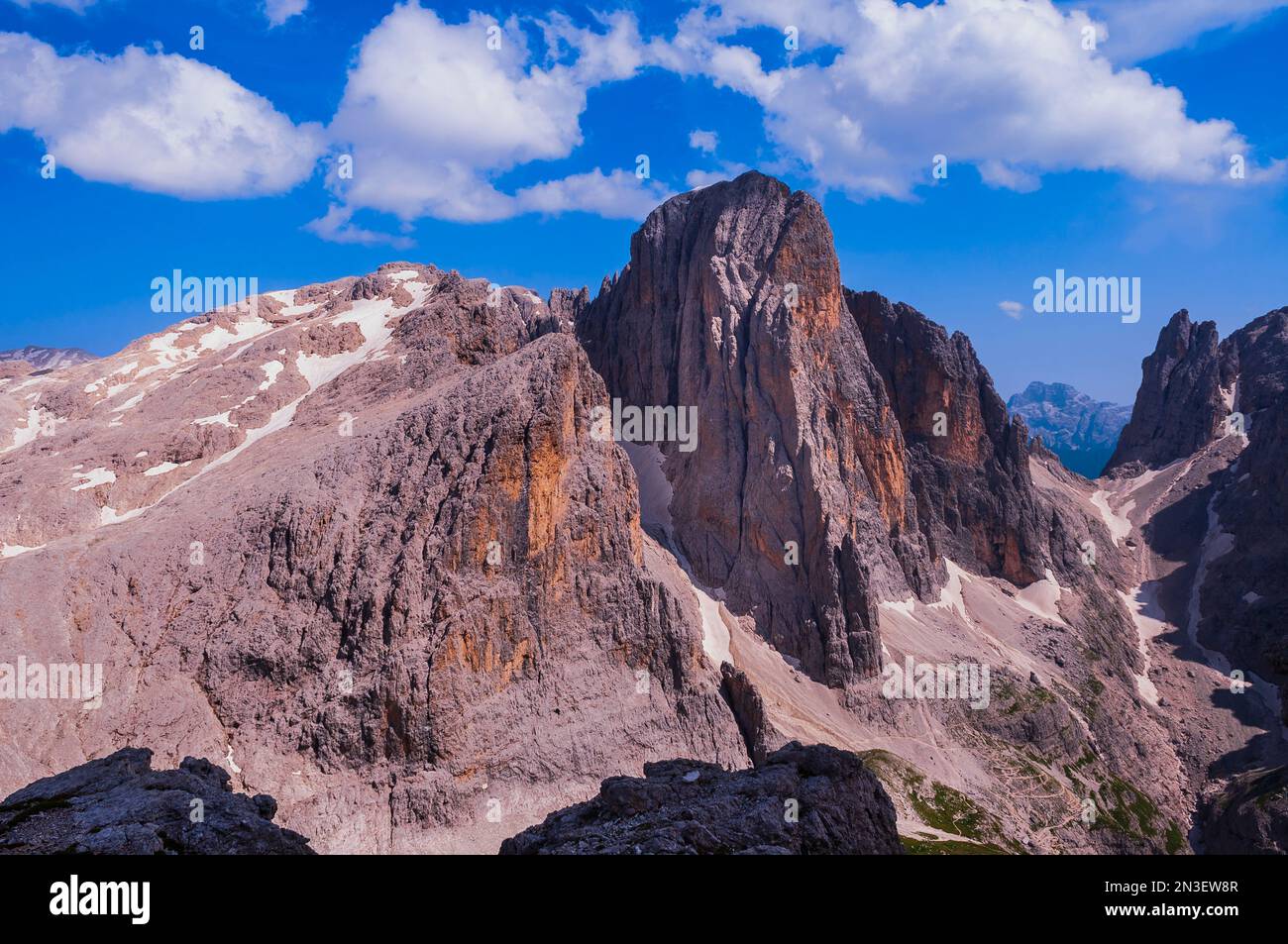 Cima rocciosa nelle pale di San Martino (gruppo Pala) a San Martino di Castrozza nella Valle del Primiero in Trentino con un cielo azzurro Foto Stock