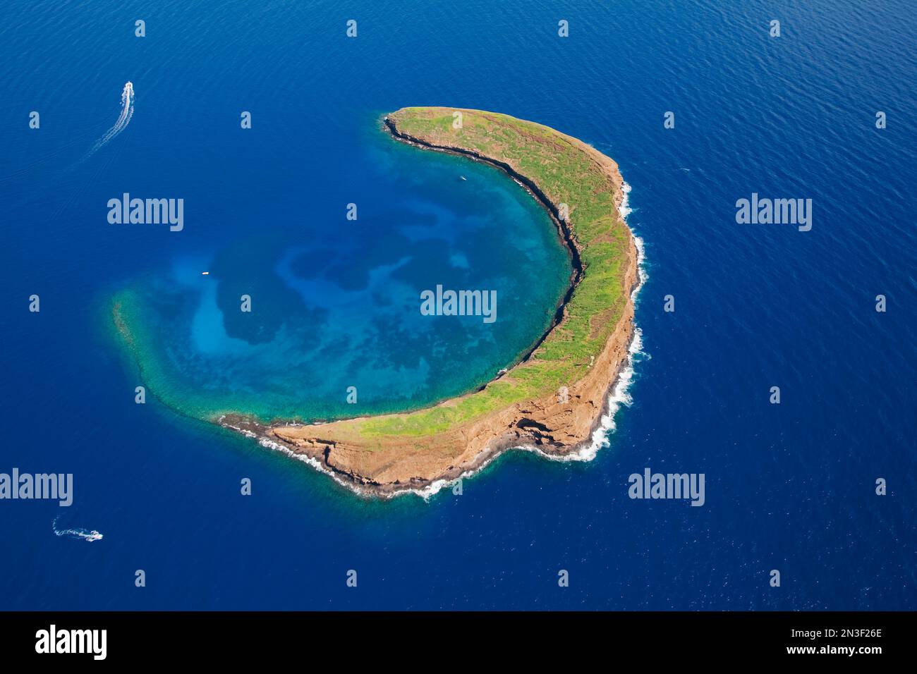 Veduta aerea del cratere Molokini e dell'isolotto, famoso luogo per lo snorkeling al largo della costa di Maui. Molokini è una riserva marina protetta dallo Stato di... Foto Stock