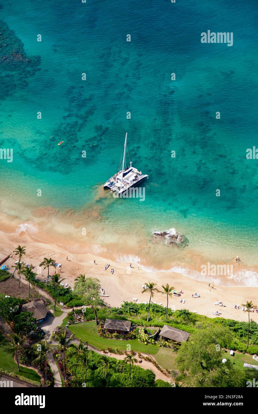 Veduta aerea di un catamarano ormeggiato lungo la costa a Maluaka Beach, che fronteggia il Makena Beach Resort (ex Maui Prince) in fase di sviluppo Foto Stock