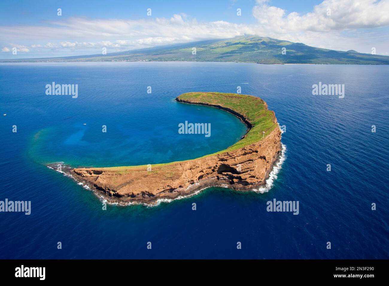 Veduta aerea del cratere Molokini e dell'isolotto, famoso luogo per lo snorkeling al largo della costa di Maui. Molokini è una riserva marina protetta dallo Stato di... Foto Stock
