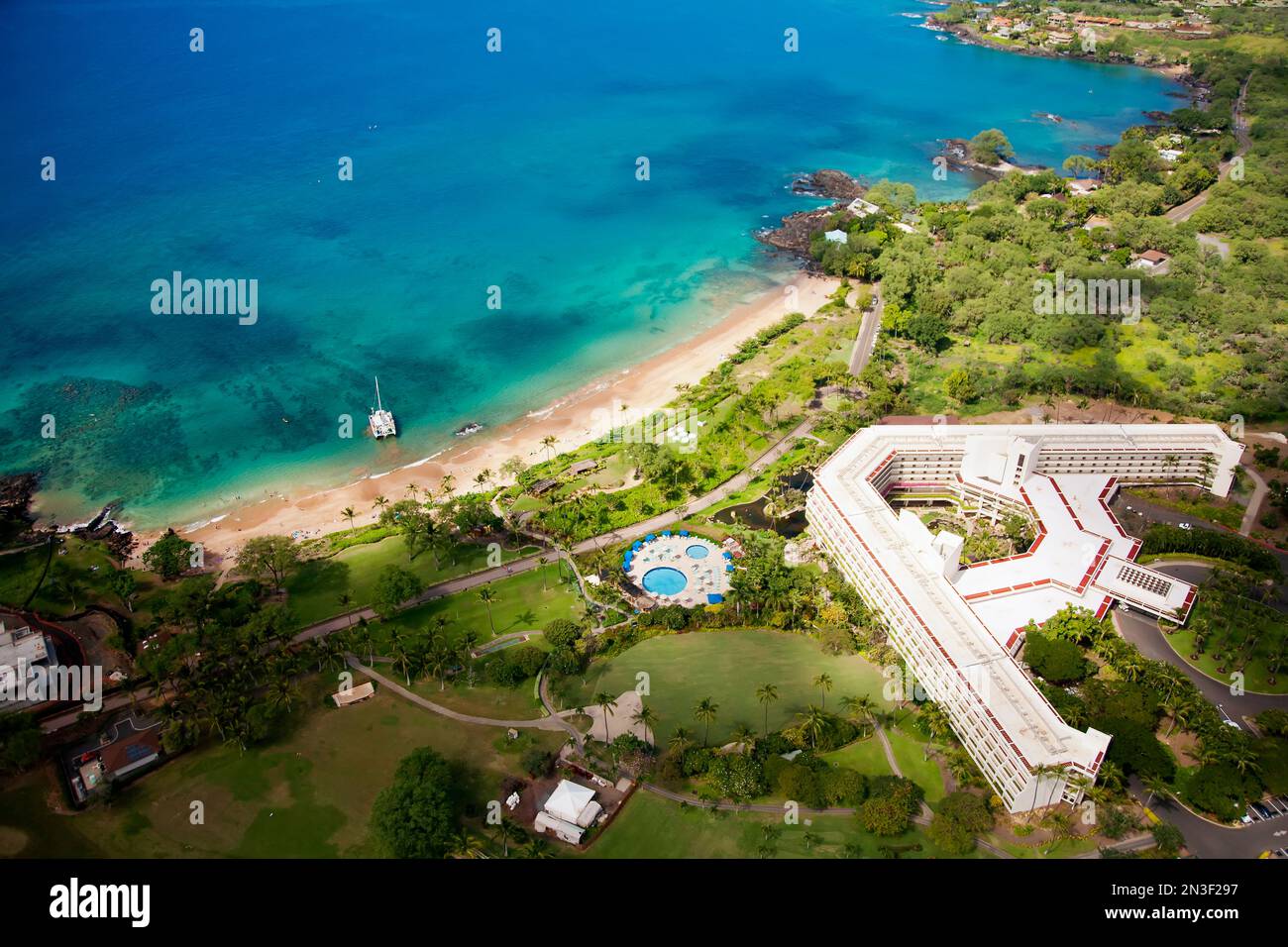Vista aerea della spiaggia di Maluaka, che si affaccia sul Makena Beach Resort (ex Maui Prince) in fase di sviluppo Foto Stock
