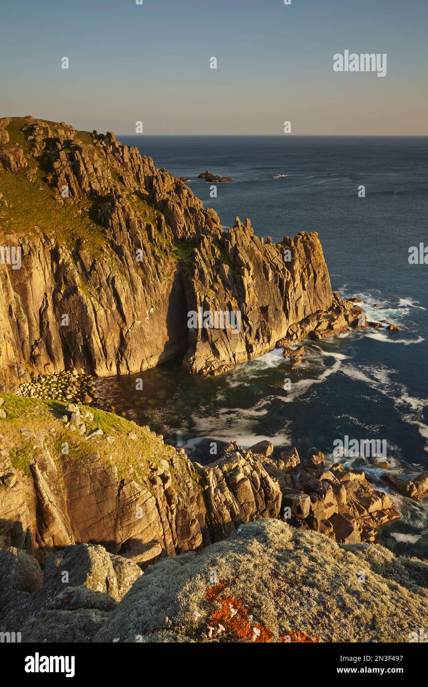 Calda luce del sole sulle scogliere di Gwennap Head che si affaccia sull'Oceano Atlantico vicino a Land's End; Cornovaglia, Inghilterra, Gran Bretagna Foto Stock