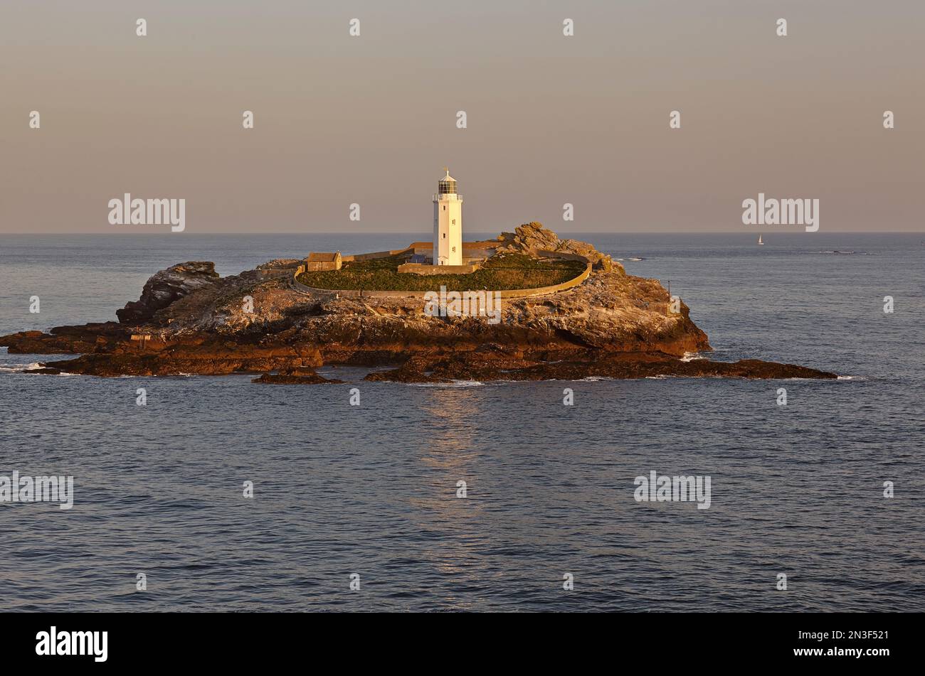 Faro di Godrevy sull'isola di Godrevy, all'estremità orientale della baia di St Ives, vicino a St Ives; isola di Godrevy, Cornovaglia, Inghilterra, Gran Bretagna Foto Stock