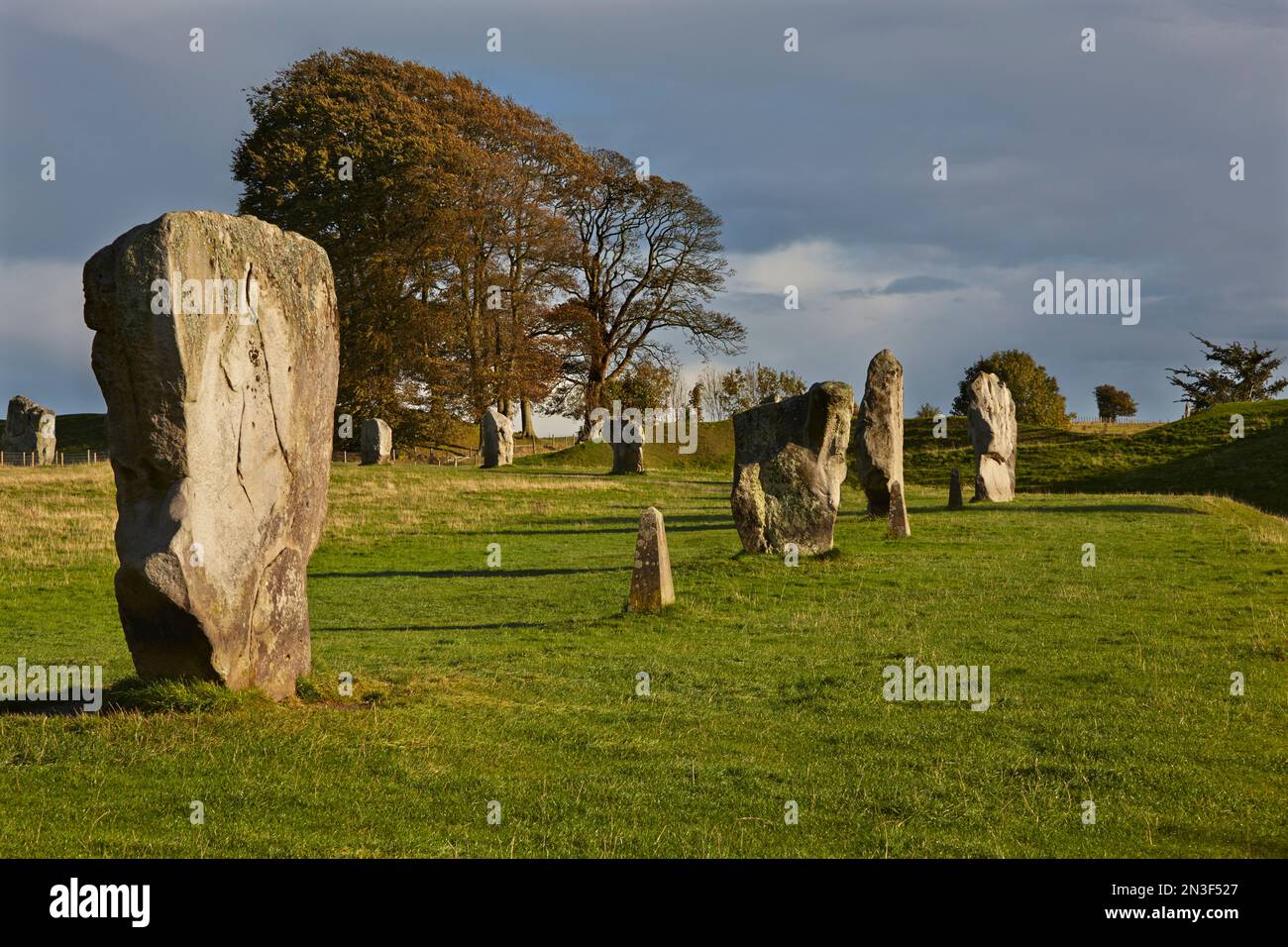 Pietre preistoriche in piedi ad Avebury; Wiltshire, Inghilterra, Gran Bretagna Foto Stock