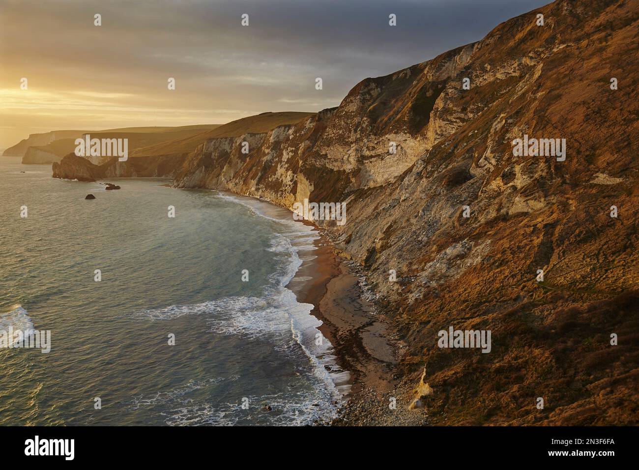 Scogliere di gesso intorno a Durdle Door che si affacciano sull'Oceano Atlantico sulla Jurassic Coast, sito patrimonio dell'umanità; Dorset, Inghilterra, Gran Bretagna Foto Stock