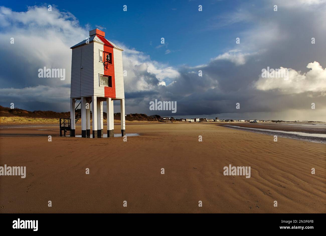 Un vecchio faro di legno sulla spiaggia di Burnham-on-Sea; Somerset, Inghilterra, Gran Bretagna Foto Stock