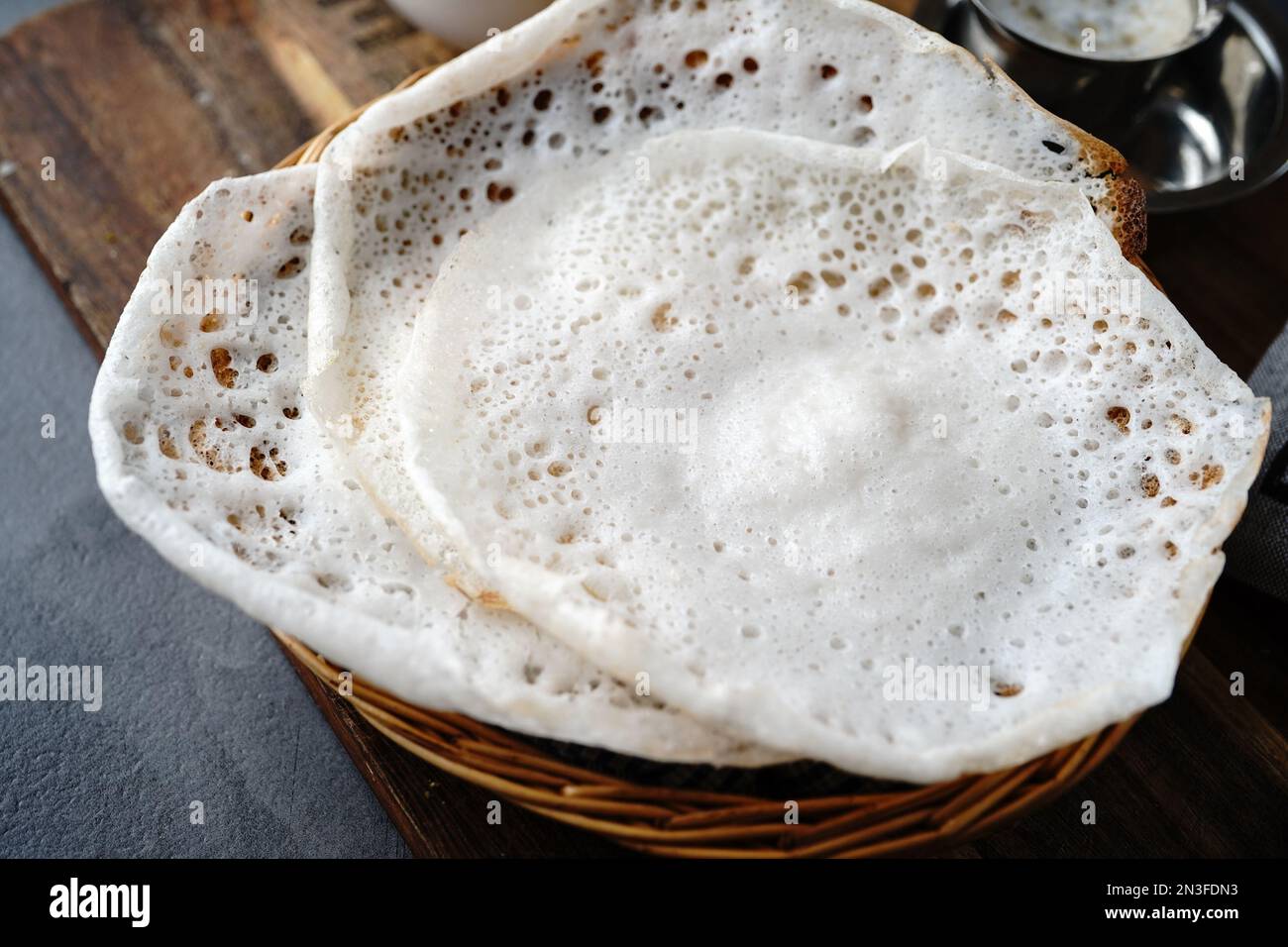 Colazione Kerala appam o palappam con curry di montone Foto Stock