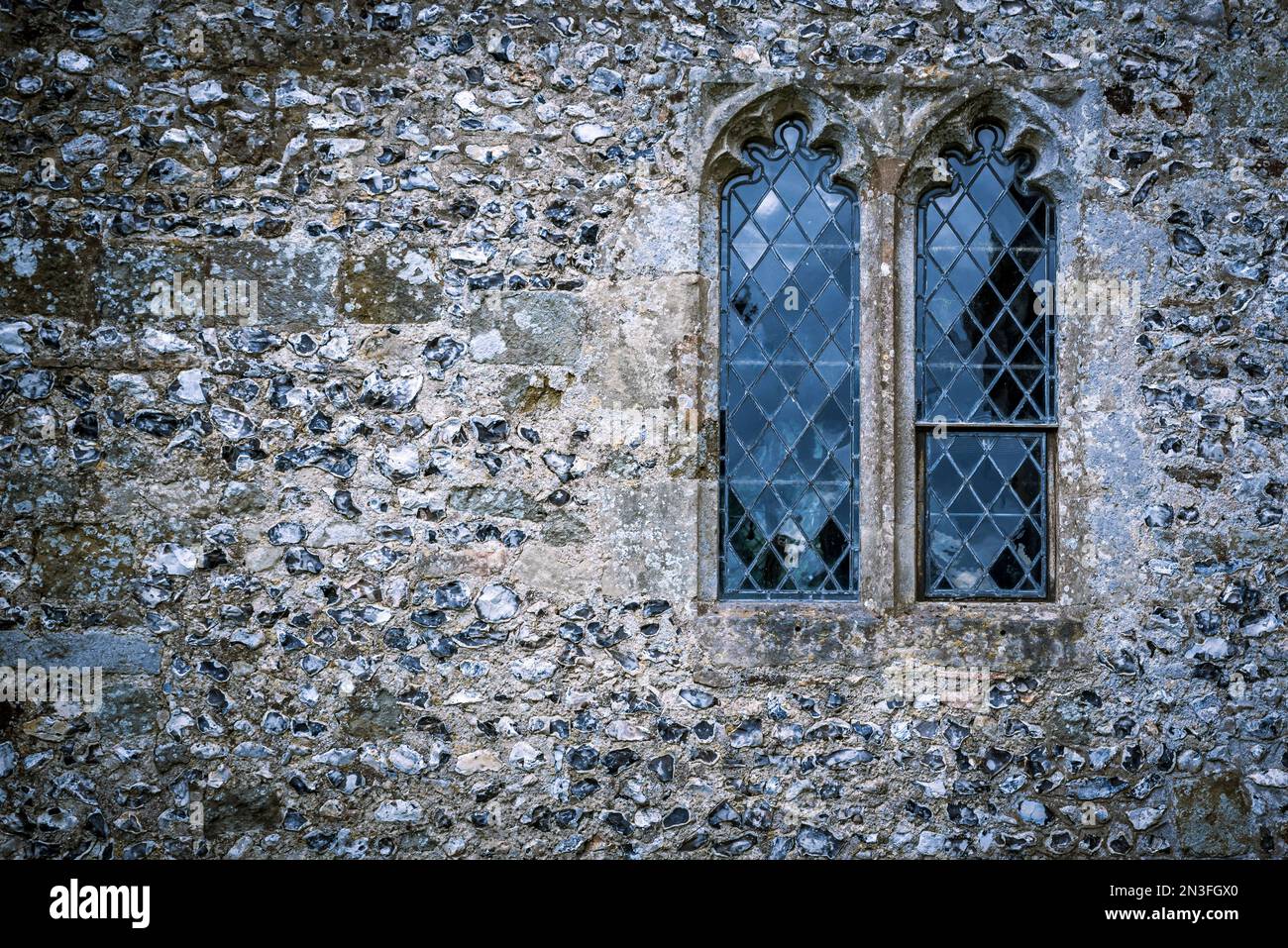 Flintstone Wall of Martin All Saints Church, Rockbourne, vicino a Salisbury, Wiltshire, Regno Unito; Rockbourne, Wiltshire, Inghilterra Foto Stock
