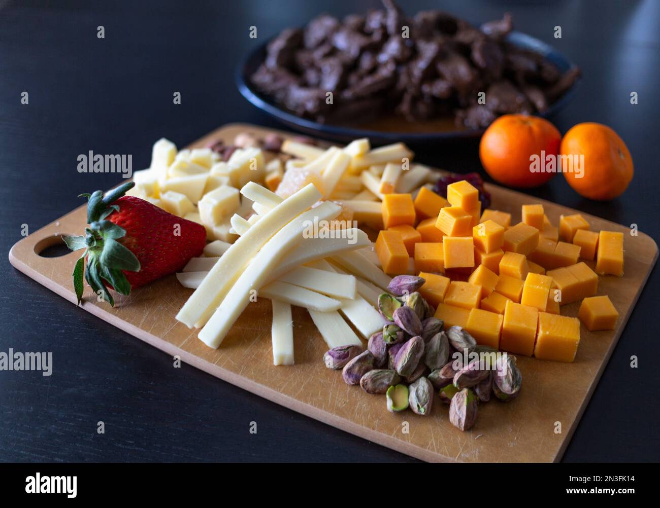 Varietà di cibi sani pronti da servire su una tavola di legno e piatto; studio Foto Stock