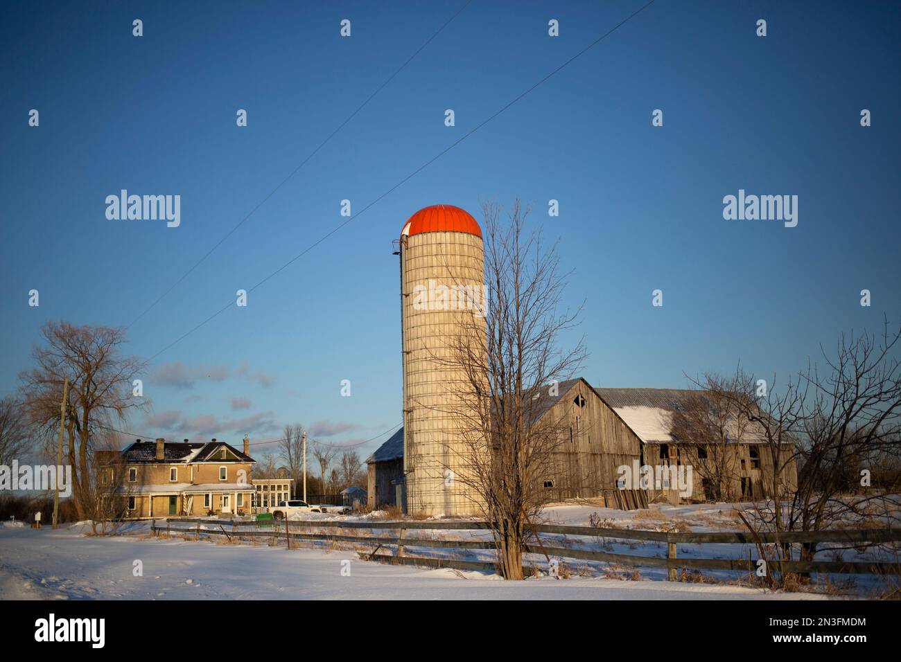 Fattoria in inverno con casa, fienile e silo nella Ottawa Valley; Ottawa Valley, Ontario, Canada Foto Stock