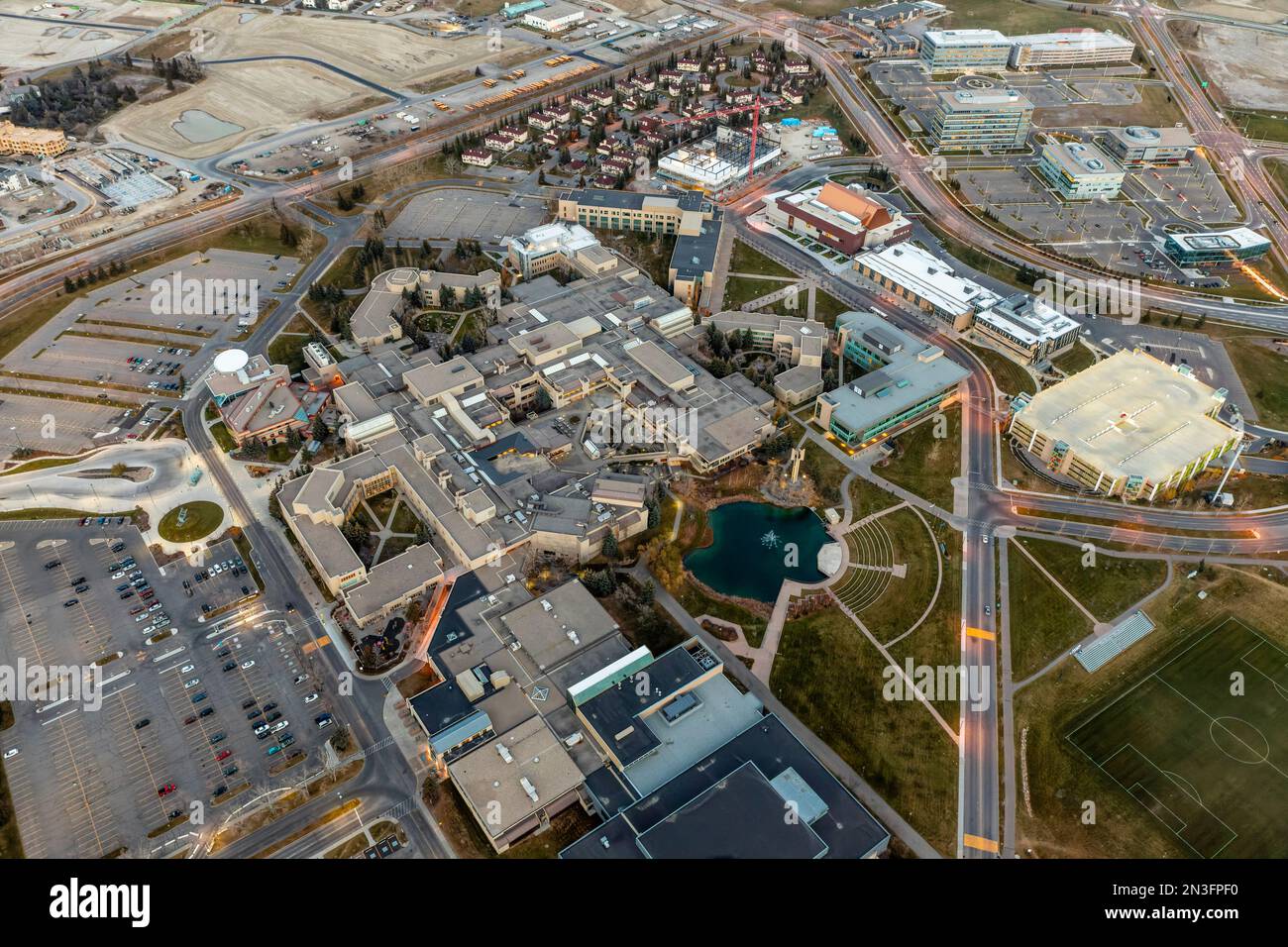 Veduta serale aerea di un campus universitario a Calgary, Alberta, Canada; Calgary, Alberta, Canada Foto Stock
