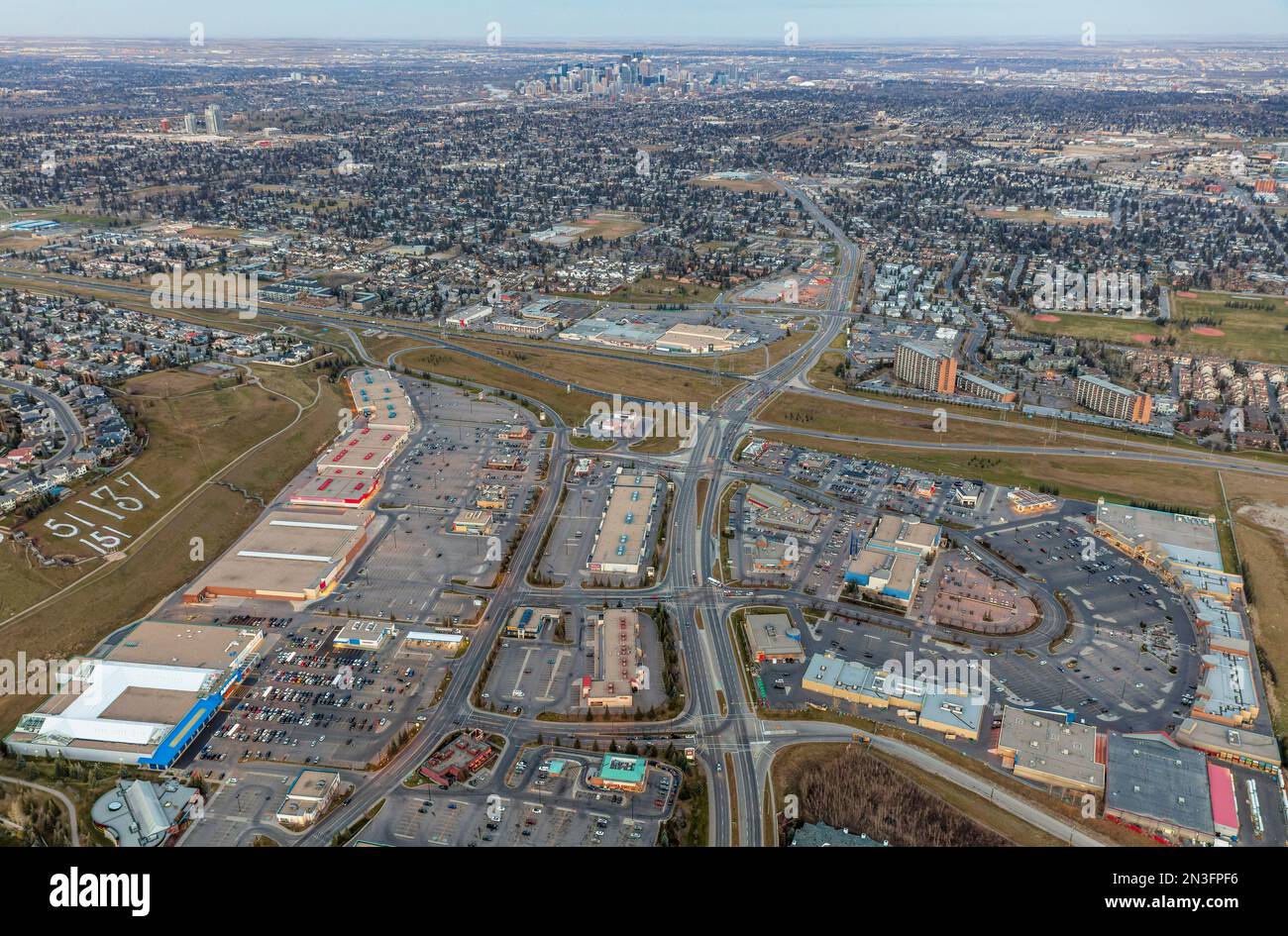 Vista aerea serale dei centri commerciali Signal Hill e Westhills con la città di Calgary sullo sfondo; Calgary, Alberta, Canada Foto Stock