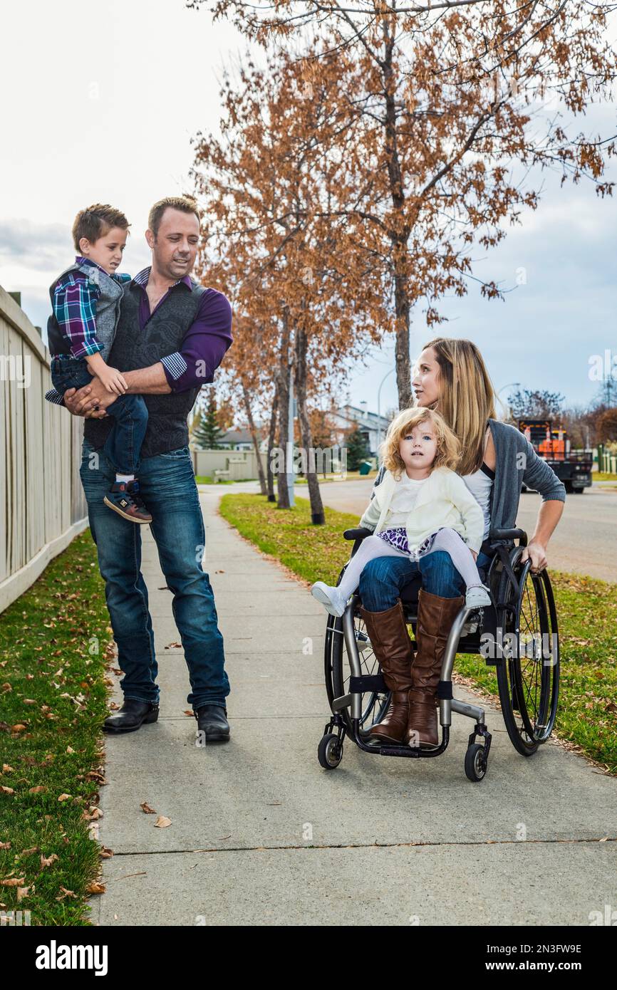 Madre disabile che trascorre del tempo con la famiglia all'aperto; Spruce Grove, Alberta, Canada Foto Stock