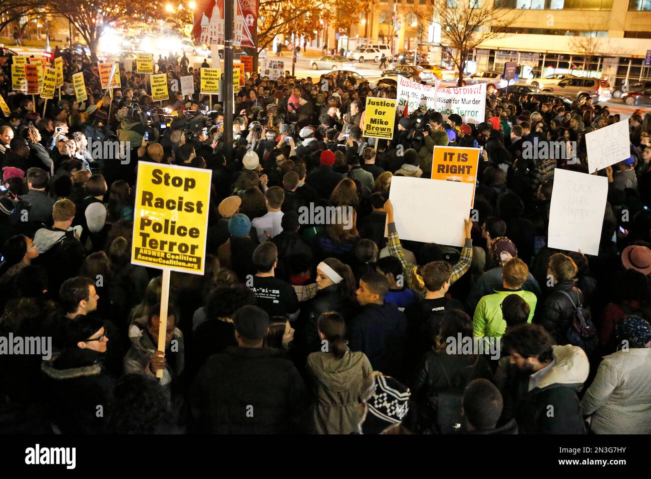 Protesters gather in Mount Vernon Square, in Washington, Tuesday, Nov. 25, 2014. A grand jury in Ferguson, Mo., on Monday, Nov. 24, 2014, declined to indict police officer Darren Wilson in the shooting death of Michael Brown, an unarmed African-American man. (AP Photo/Alex Brandon) Foto Stock