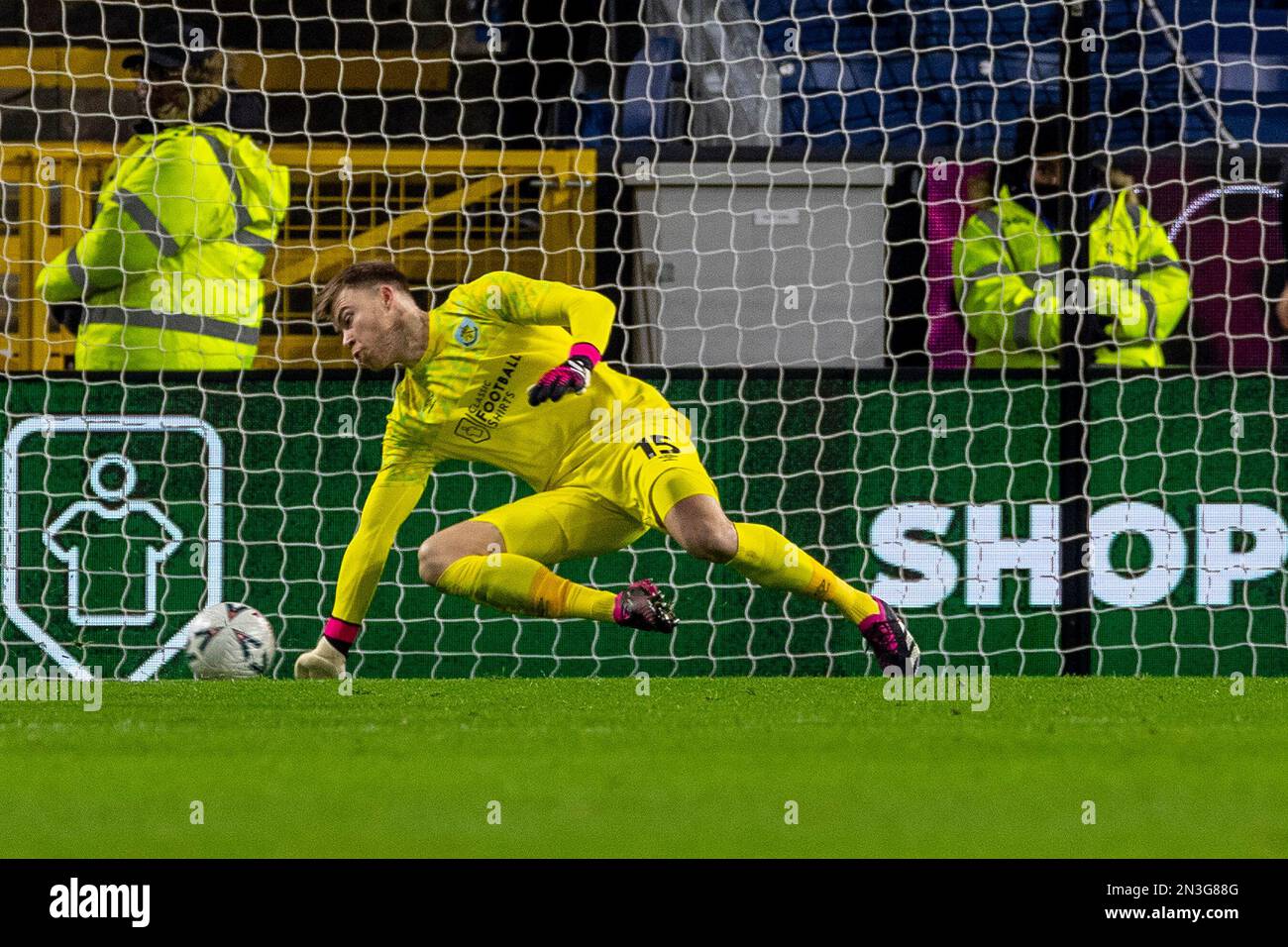 Bailey Peacock-Farrell #15 (GK) di Burnley F.C fa un risparmio durante la fa Cup Fourth Round Replay tra Burnley e Ipswich Town a Turf Moor, Burnley Lunedi 6th febbraio 2023. (Foto: Mike Morese | NOTIZIE MI) Credit: NOTIZIE MI & Sport /Alamy Live News Foto Stock