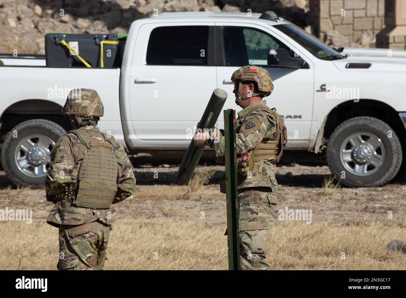 Juarez, Messico 01-07-2023: Il personale della Guardia nazionale texana arriva al confine di Juarez, El Paso per ordine del governatore del Texas di scoraggiare i migranti Foto Stock