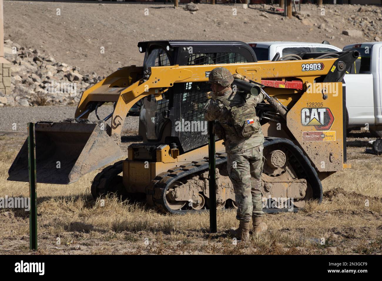 Juarez, Messico 01-07-2023: Il personale della Guardia nazionale texana arriva al confine di Juarez, El Paso per ordine del governatore del Texas di scoraggiare i migranti Foto Stock