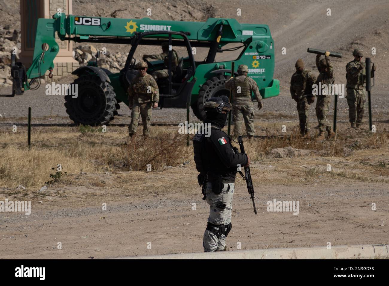 Juarez, Messico 01-07-2023: Il personale della Guardia nazionale texana arriva al confine di Juarez, El Paso per ordine del governatore del Texas di scoraggiare i migranti Foto Stock