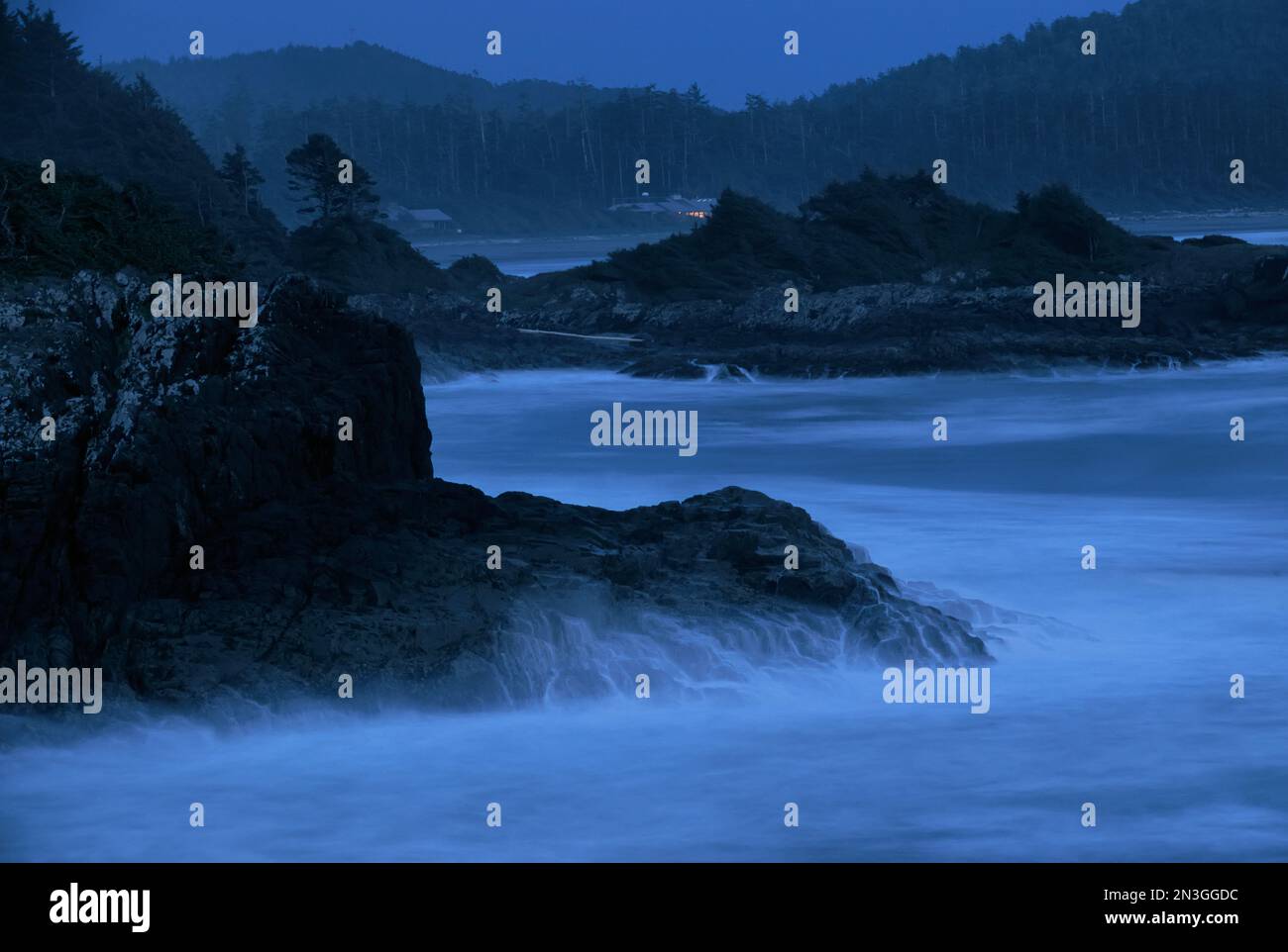 La notte cade su una costa rocciosa dell'Isola di Vancouver, British Columbia, Canada; Isola di Vancouver, British Columbia, Canada Foto Stock