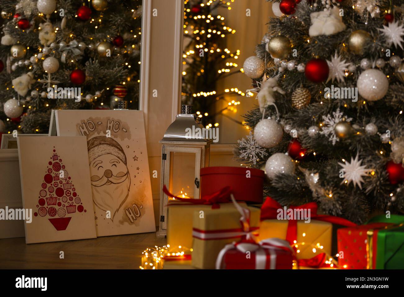 Belle foto natalizie in camera decorata. Design degli interni Foto Stock