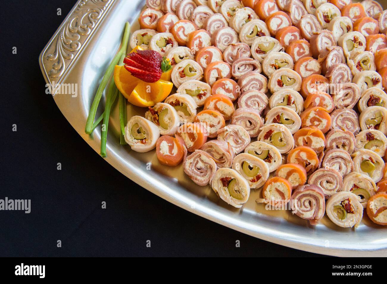 Pinwheel hors d'oeuvres disposti ordinatamente su un vassoio; Omaha, Nebraska, Stati Uniti d'America Foto Stock
