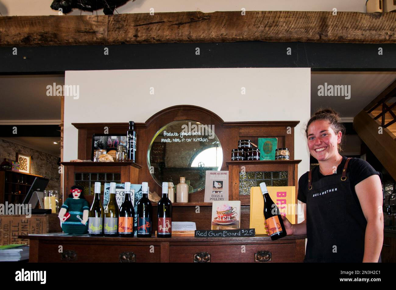 Sue Bell's Bellwether Winery presso il capannone di taglio di Glen Roy, costruito dai minatori d'oro cinesi (1868) Coonawarra, Australia Meridionale Foto Stock