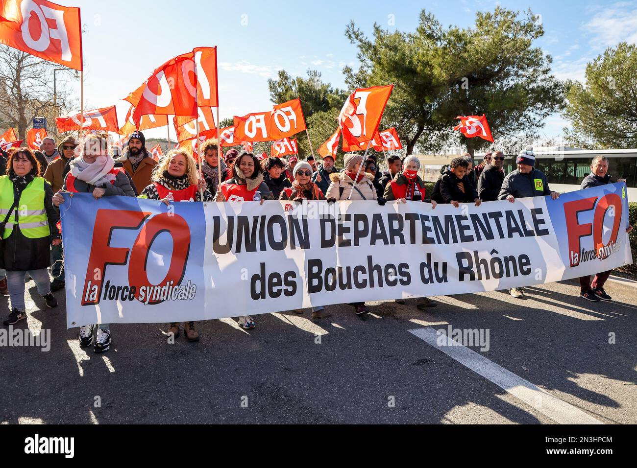 Marsiglia, Francia. 07th Feb, 2023. I dimostranti della F.O. (Forza Ouvrière) marcia Unione con una bandiera e bandiere durante la manifestazione. I sindacati francesi hanno chiesto che il primo ministro francese Elisabeth Borne presenti il mese prossimo una terza manifestazione contro la nuova riforma pensionistica. La polizia ha detto che 15.000 manifestanti hanno marciato per le strade di Marsiglia, mentre i sindacati ne hanno chiesti 180.000. Il Ministero degli interni ha riferito 757.000 manifestanti nelle strade della Francia, mentre i sindacati hanno richiesto più di 2 milioni di dollari. Credit: SOPA Images Limited/Alamy Live News Foto Stock