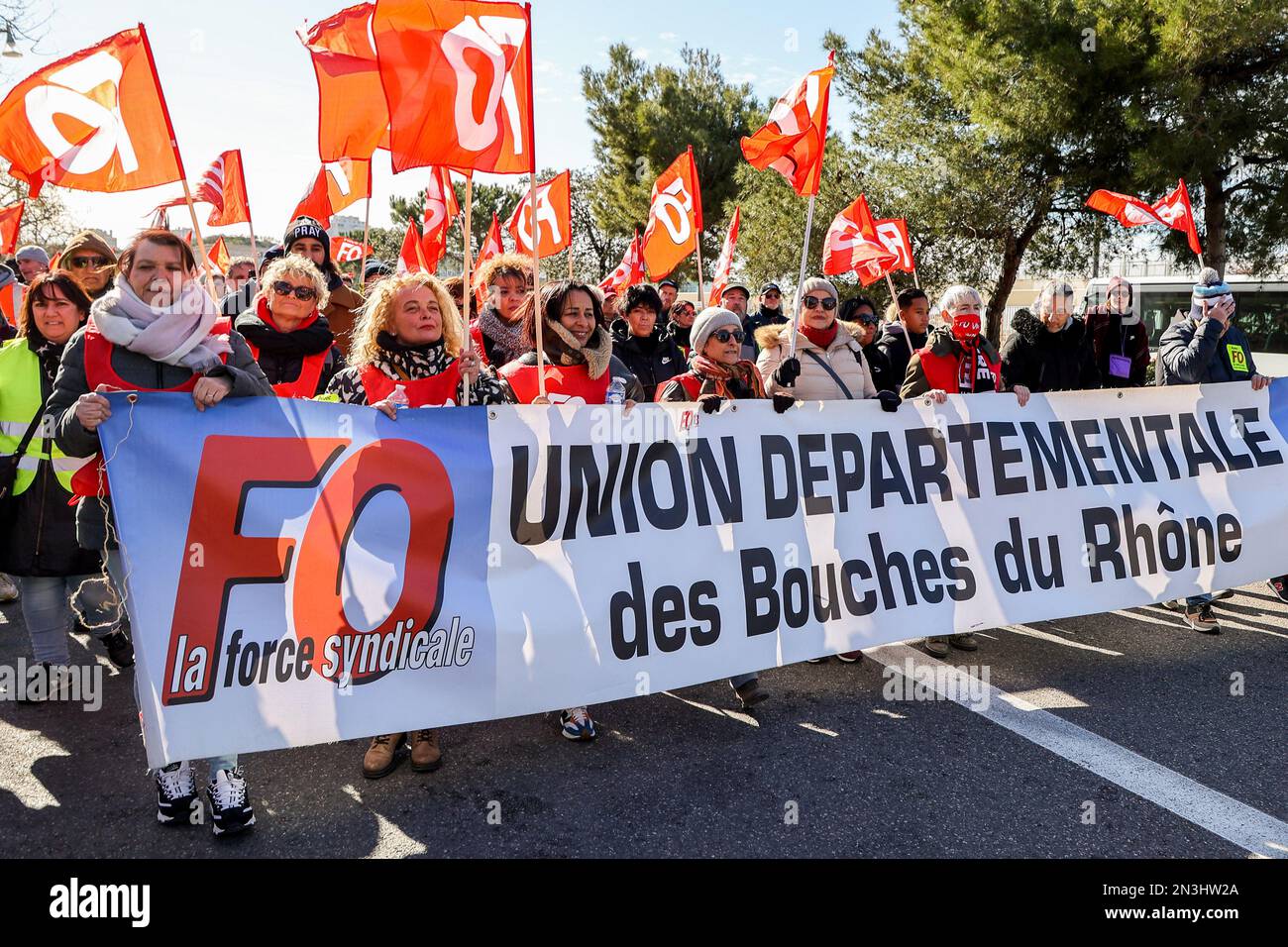 Marsiglia, Francia. 07th Feb, 2023. I dimostranti della F.O. (Forza Ouvrière) marcia Unione con una bandiera e bandiere durante la manifestazione. I sindacati francesi hanno chiesto che il primo ministro francese Elisabeth Borne presenti il mese prossimo una terza manifestazione contro la nuova riforma pensionistica. La polizia ha detto che 15.000 manifestanti hanno marciato per le strade di Marsiglia, mentre i sindacati ne hanno chiesti 180.000. Il Ministero degli interni ha riferito 757.000 manifestanti nelle strade della Francia, mentre i sindacati hanno richiesto più di 2 milioni di dollari. (Foto di Denis Thaust/SOPA Images/Sipa USA) Credit: Sipa USA/Alamy Live News Foto Stock