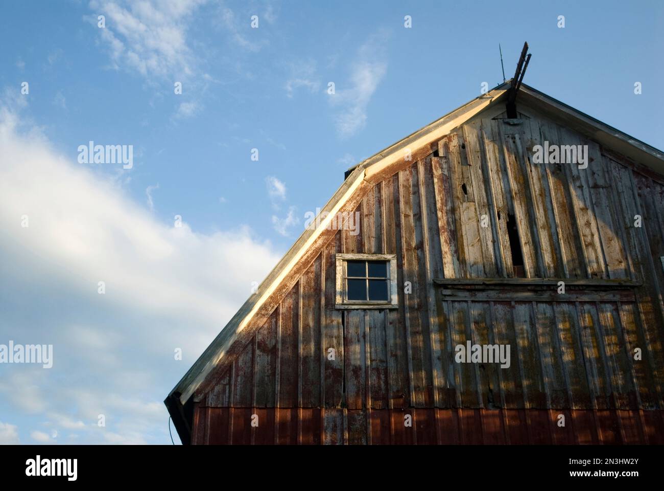 Dettaglio architettonico di un vecchio fienile con facciata intemprata in una fattoria vicino a Princeton, Nebraska, USA; Princeton, Nebraska, Stati Uniti d'America Foto Stock