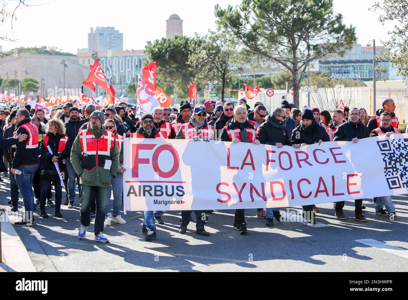Marsiglia, Francia. 07th Feb, 2023. I dimostranti della F.O. (Forza Ouvrière) marcia Unione con una bandiera e bandiere durante la manifestazione. I sindacati francesi hanno chiesto che il primo ministro francese Elisabeth Borne presenti il mese prossimo una terza manifestazione contro la nuova riforma pensionistica. La polizia ha detto che 15.000 manifestanti hanno marciato per le strade di Marsiglia, mentre i sindacati ne hanno chiesti 180.000. Il Ministero degli interni ha riferito 757.000 manifestanti nelle strade della Francia, mentre i sindacati hanno richiesto più di 2 milioni di dollari. (Foto di Denis Thaust/SOPA Images/Sipa USA) Credit: Sipa USA/Alamy Live News Foto Stock