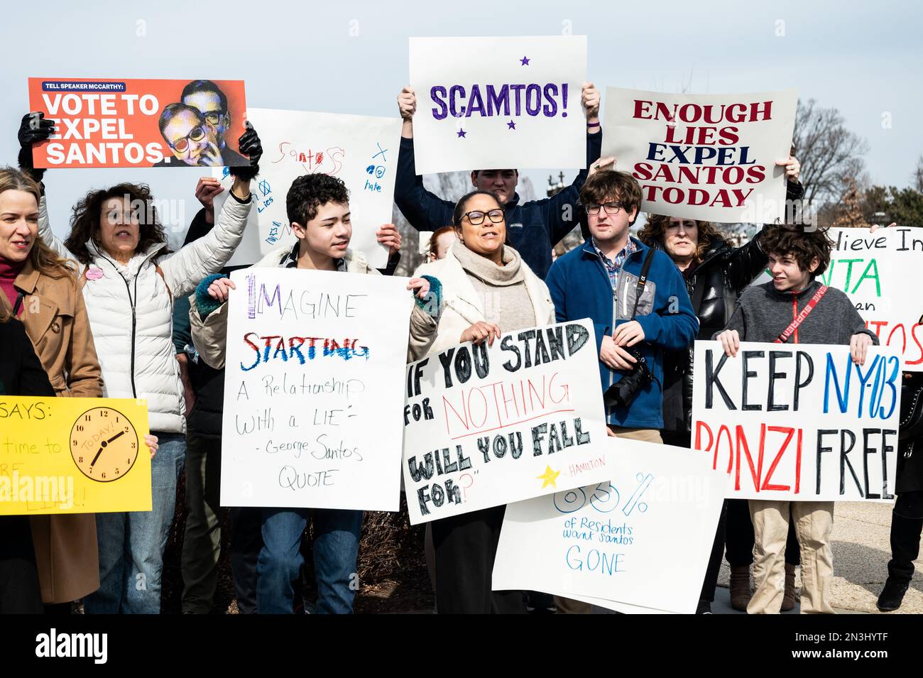 Washington, Stati Uniti. 07th Feb, 2023. Costituenti degli Stati Uniti Il rappresentante George Santos (R-NY) tiene cartelli negli Stati Uniti Capitol per sostenere che si dimetterà dall'ufficio. Credit: SOPA Images Limited/Alamy Live News Foto Stock